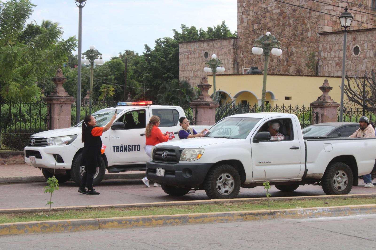 $!Instituciones de Rosario pegan calcas por la no violencia contra mujeres, niñas y adolescentes
