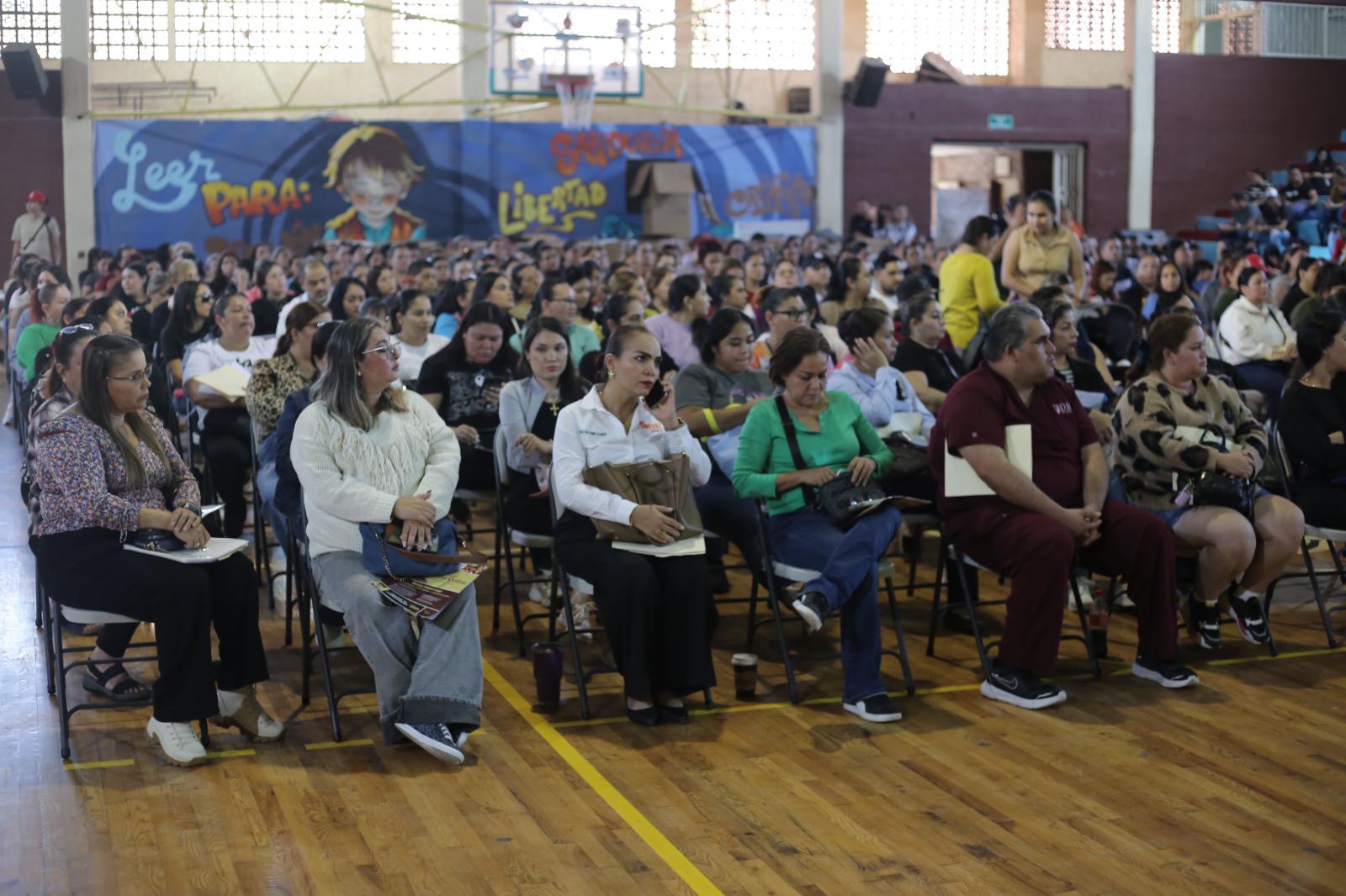 $!Reciben estudiantes de la ETI 5 526 tarjetas de la beca universal Rita Cetina