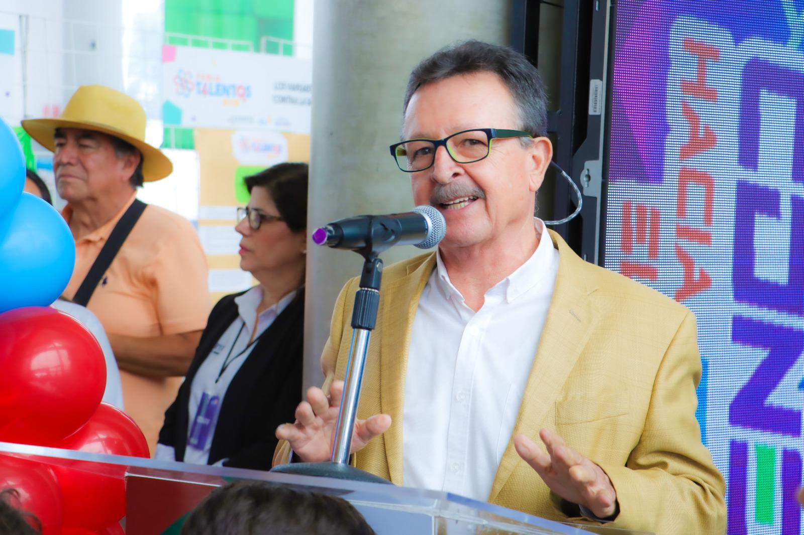 $!Carlos Karam Quiñones, da la bienvenida a los pequeños científicos, padres de familia y asesores.