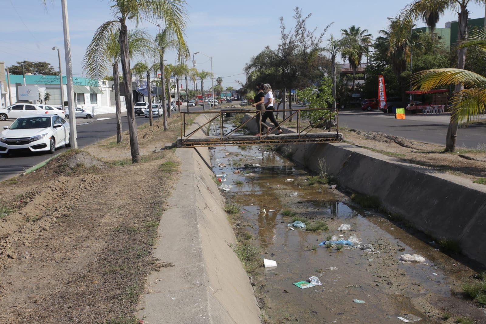 $!Piénsala dos veces antes de arrojar basura a los canales y arroyos en Mazatlán