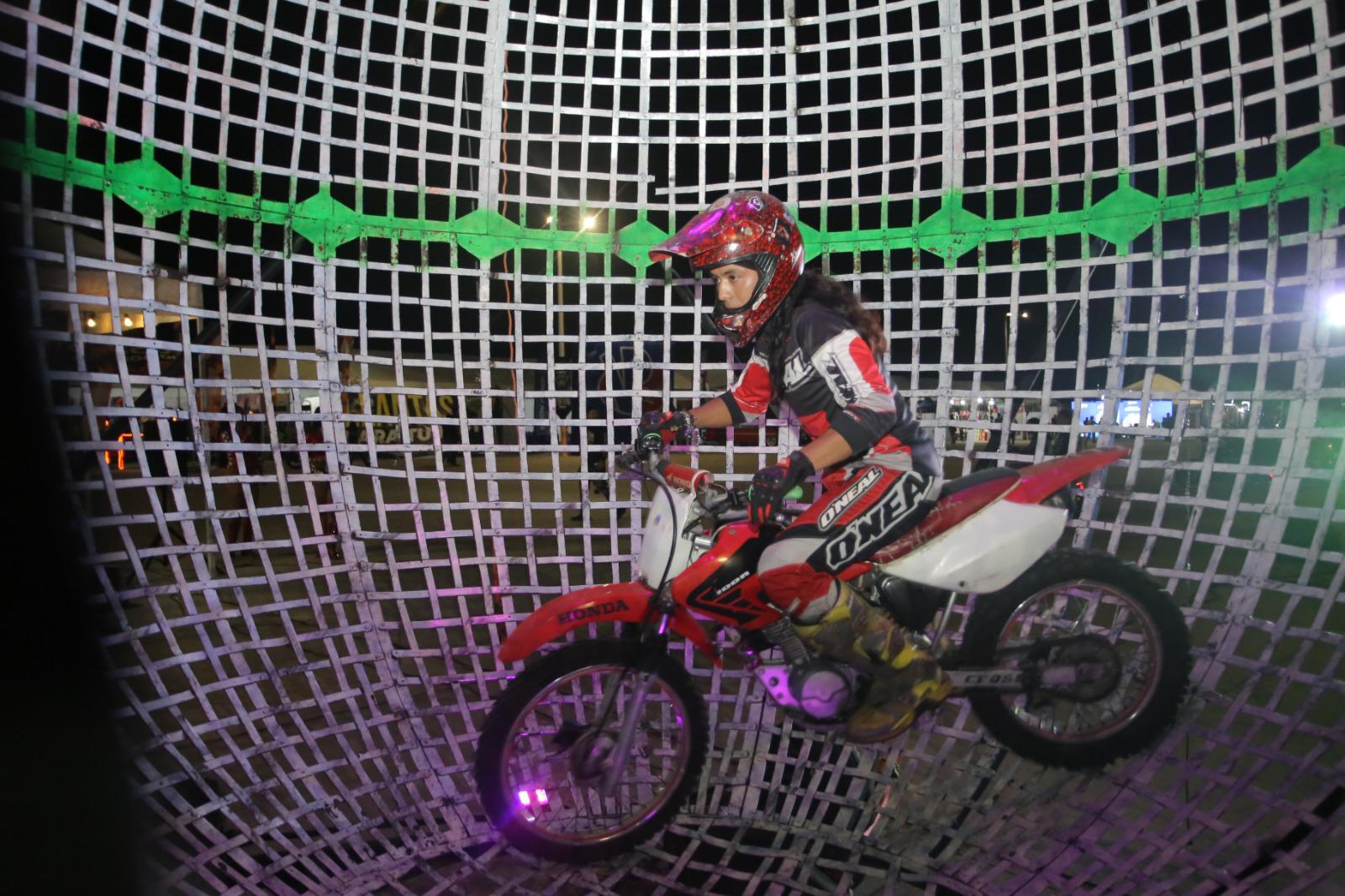 $!Muestran los ‘Locos Riders’ grandes acrobacias en la exhibición de Globo de la Muerte