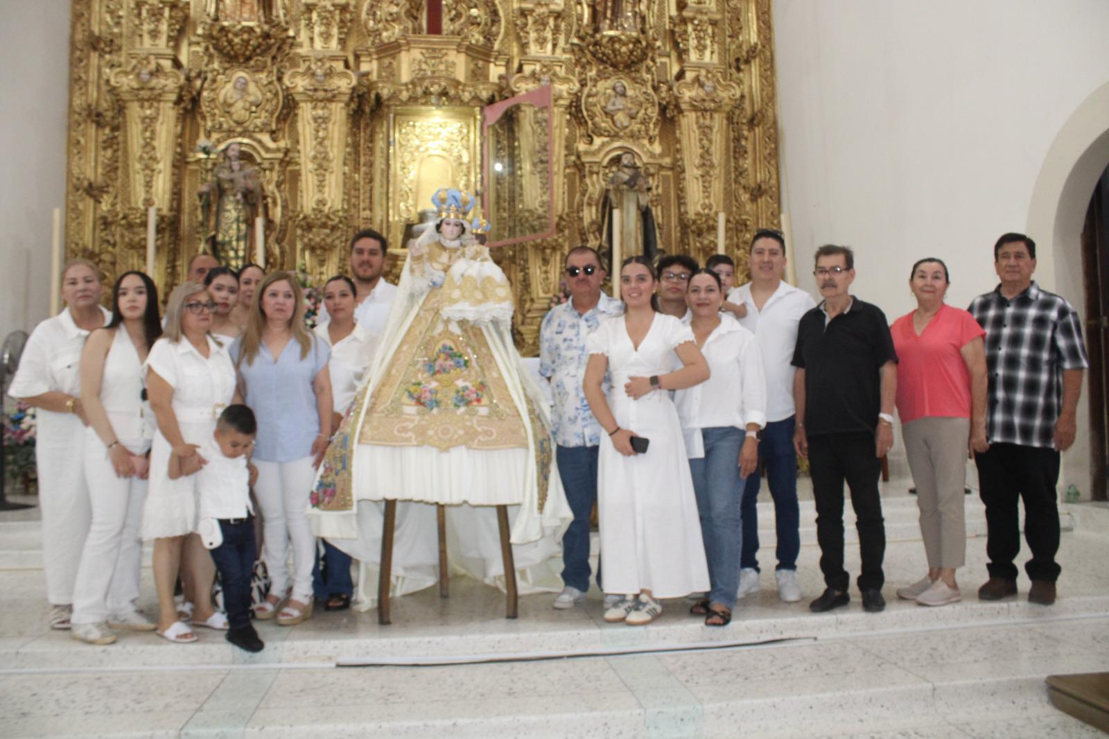 $!Visten a la Virgen del Rosario de blanco y con flores por el inicio del mes de María