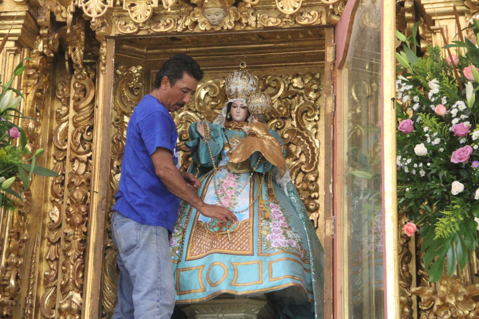 $!Jesús Manuel con devoción ha dedicado 30 años de su vida a bajar a la Virgen del Rosario