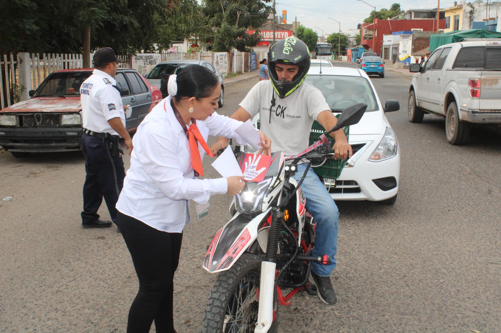 $!Instituciones de Rosario pegan calcas por la no violencia contra mujeres, niñas y adolescentes