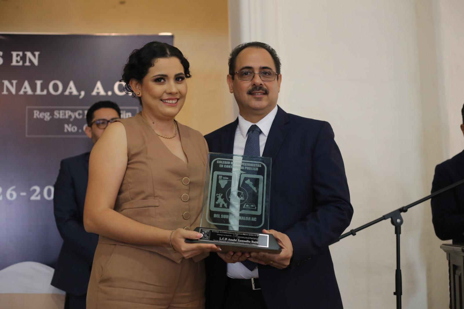 $!Guillermo Hernández rinde protesta como nuevo presidente del Colegio de Profesionistas en Contaduría del Sur de Sinaloa