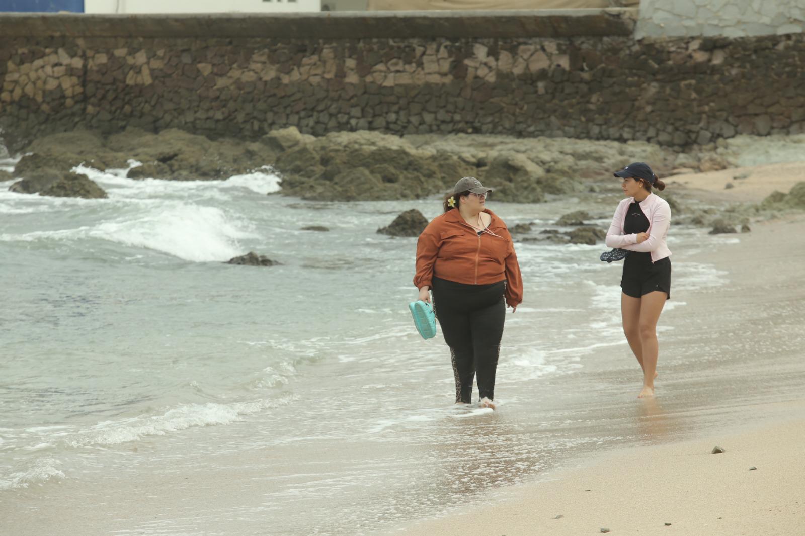 $!Con el cambio de clima, disminuye afluencia de bañistas en las playas de Mazatlán
