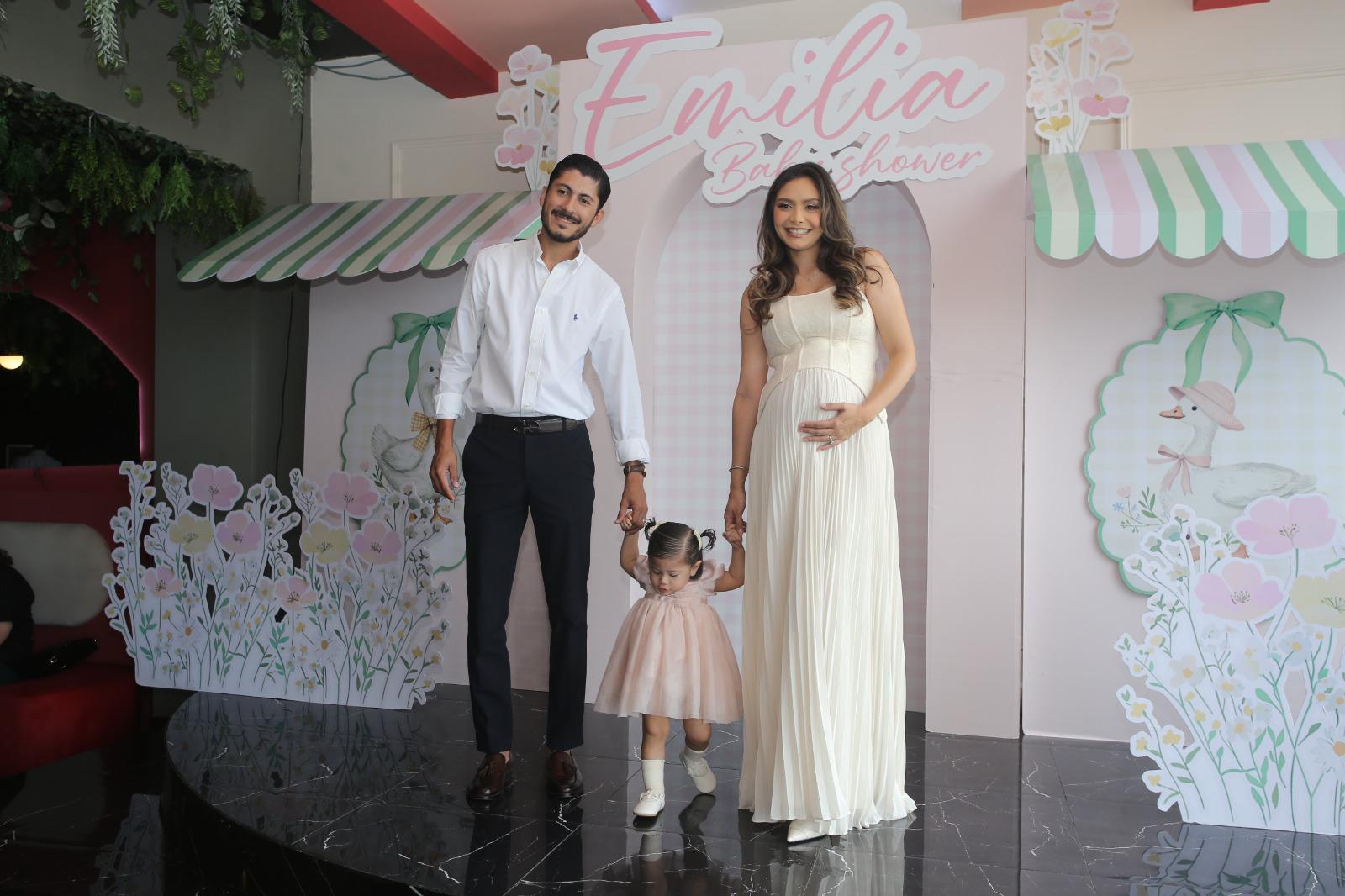 $!Miguel Ángel, Mía y Ámbar Marbella felices en la fiesta de canastilla.