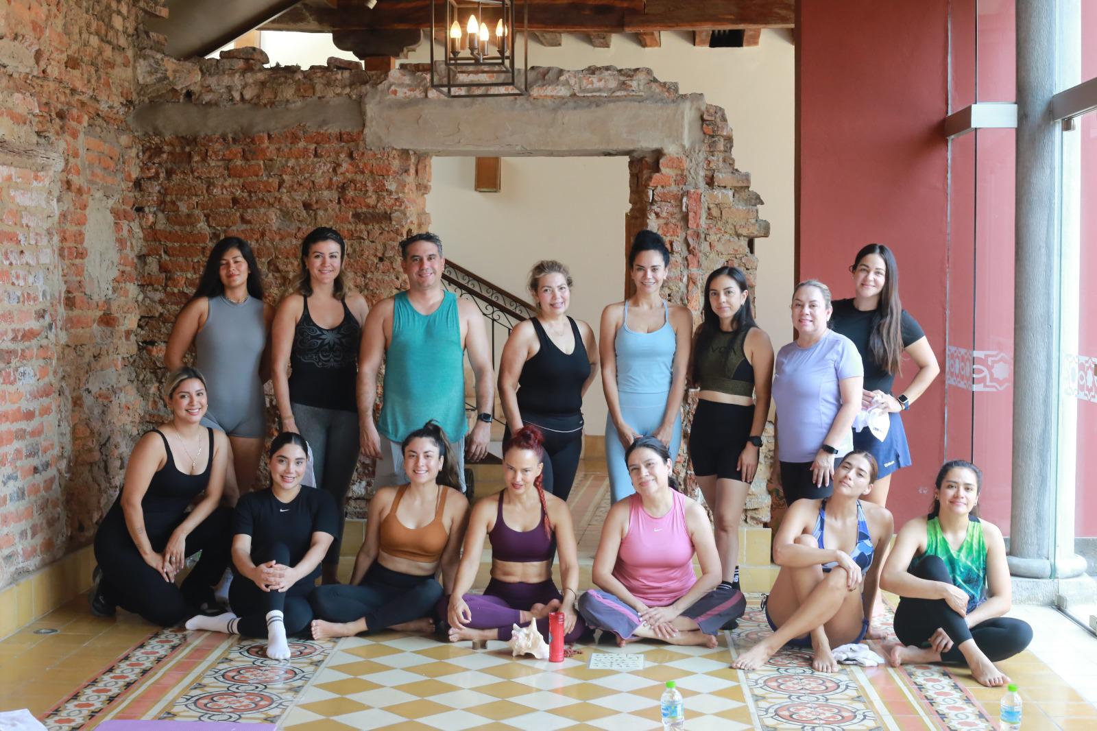 $!Alrededor de 15 personas disfrutaron de una experiencia que combinó yoga y gastronomía en un entorno de convivencia.