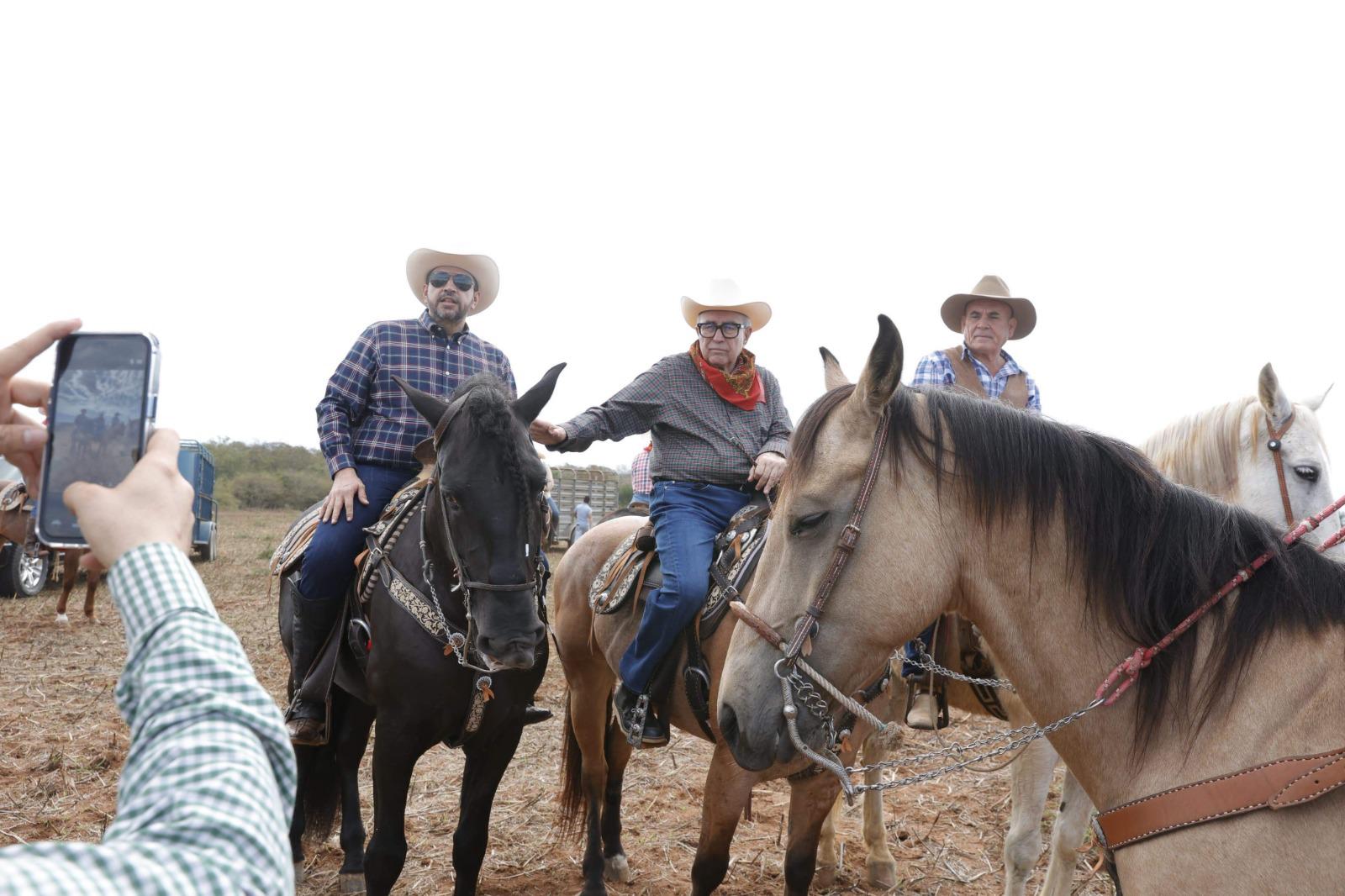 $!Rocha Moya y Estrella Palacios participan en la tradicional cabalgata de los Escobar en Mazatlán