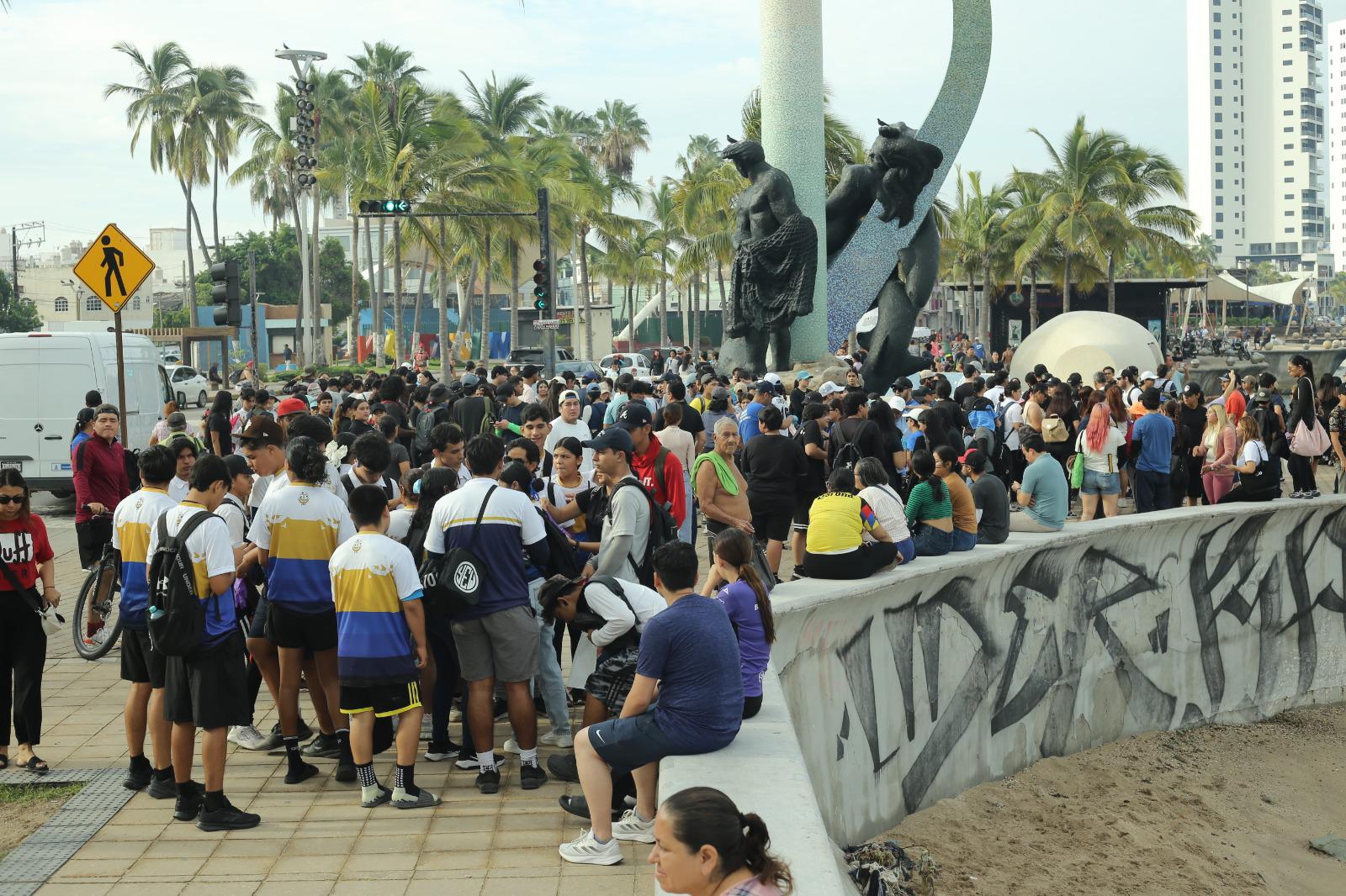 $!Alumnos de la UAS limpian playas y malecón de Mazatlán