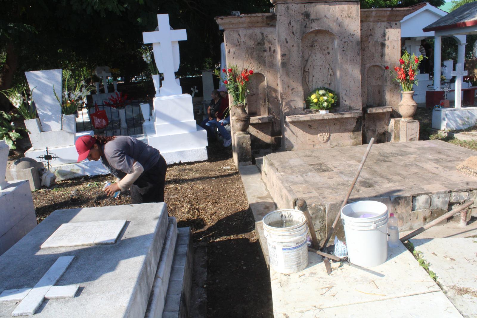 $!Ana Isabel, madre de familia que encuentra sustento en la limpieza de tumbas en El Rosario