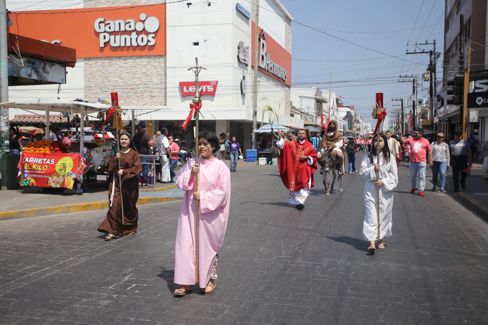 $!Realizan jóvenes del Pajuma procesión del Domingo de Ramos, en Mazatlán