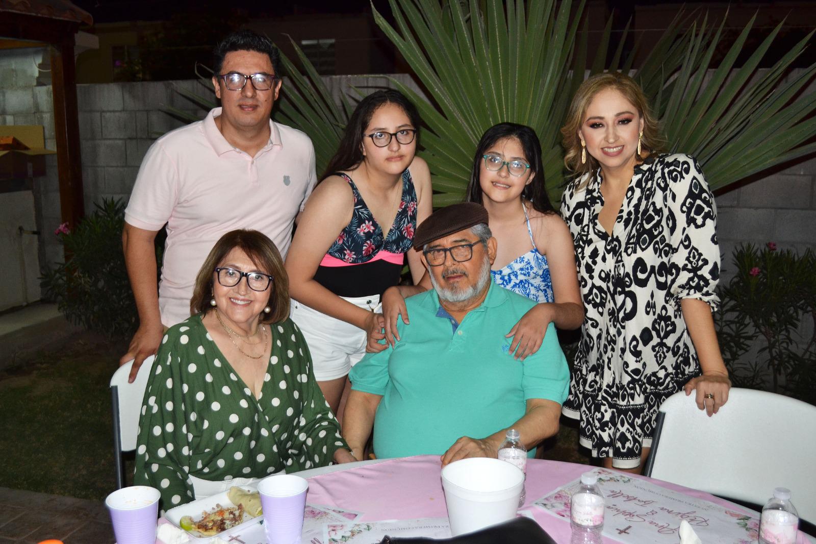 $!Con sus papás y sus abuelos, Armida Castro y Ángel Camacho.