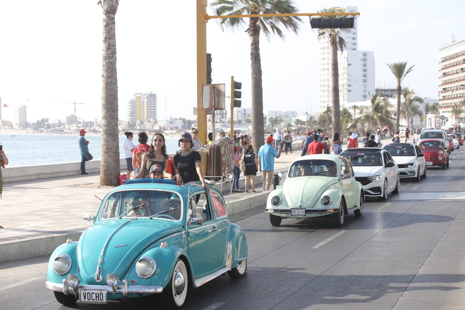$!Cientos de automóviles Volkswagen desfilan en Mazatlán
