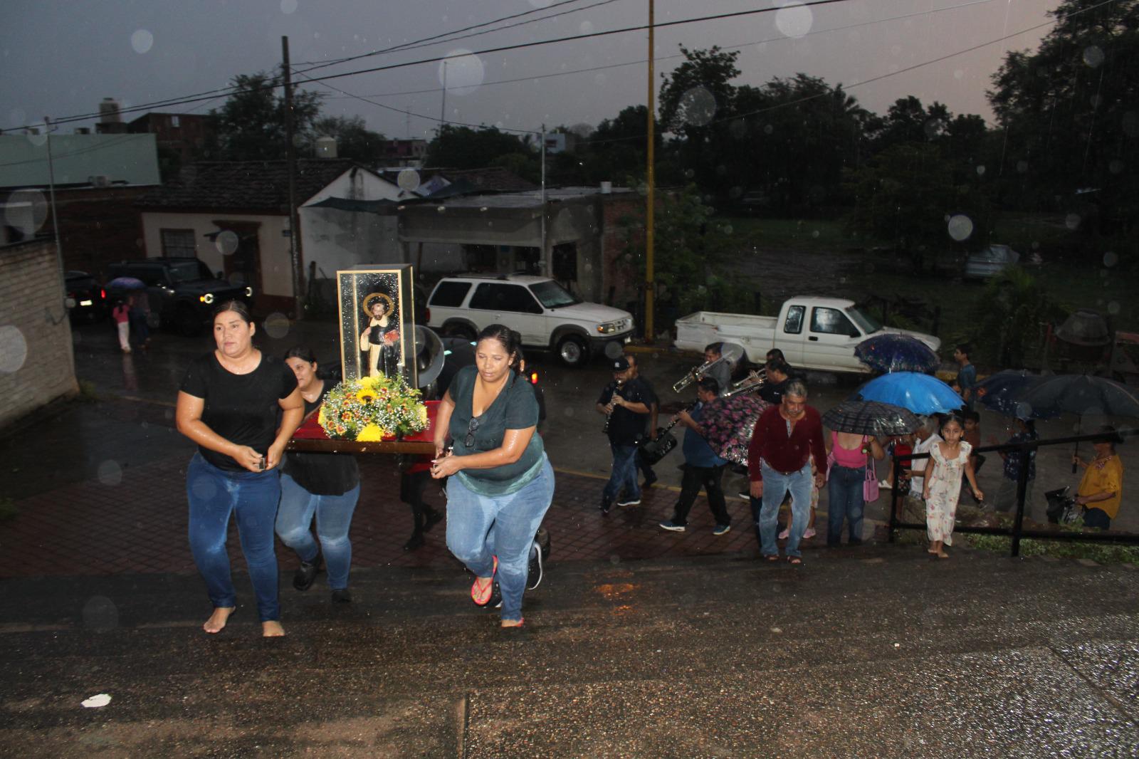 $!Lluvias no apagan el fervor por Santo Domingo de Guzmán en El Rosario