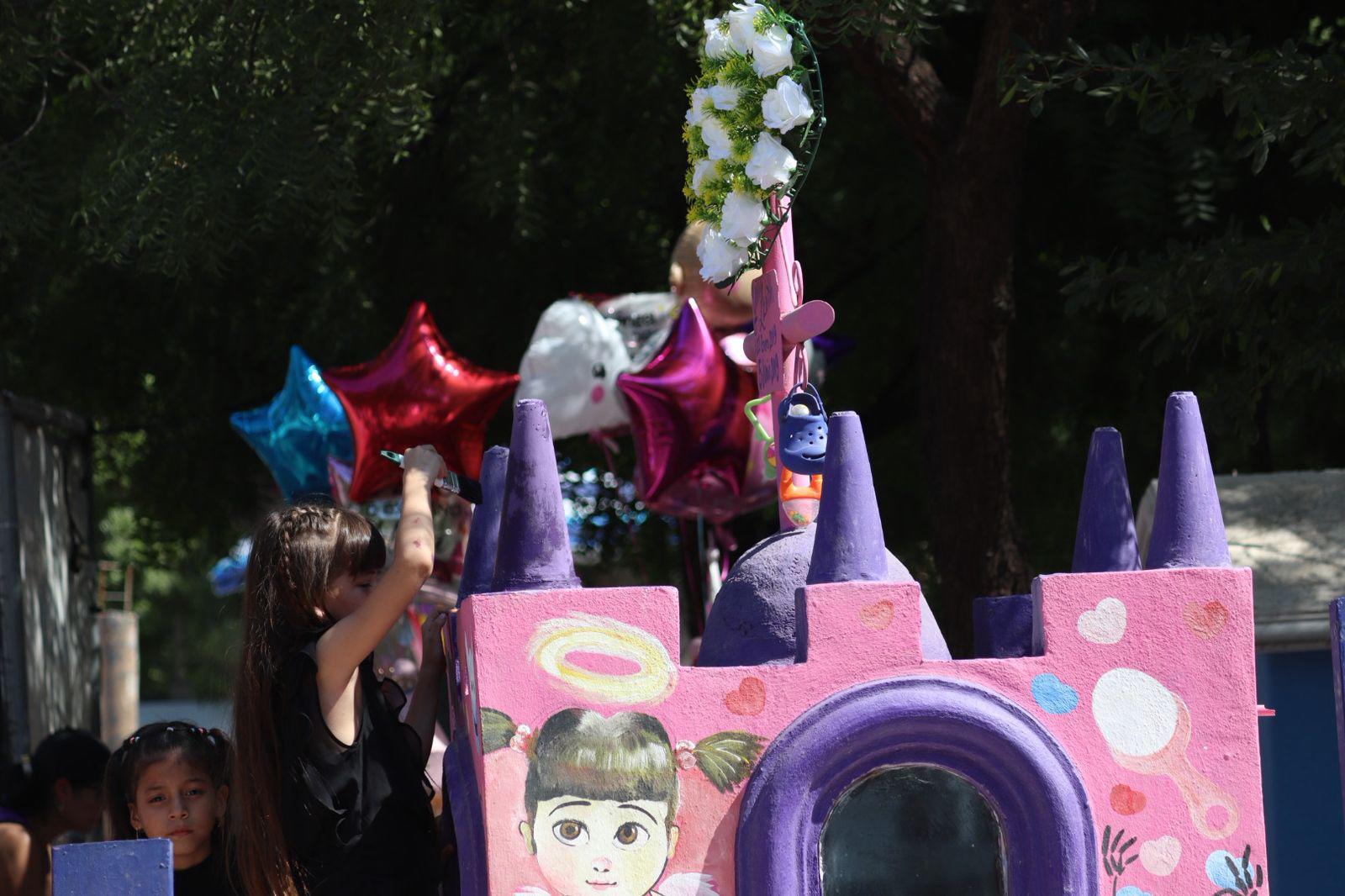 $!Fernando pinta de rosa el castillo en el que descansa su pequeña hija