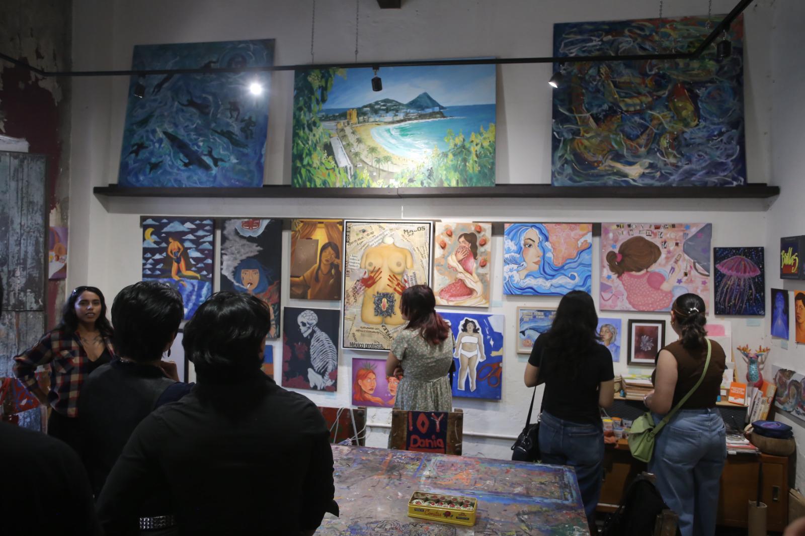 $!Asistentes recorren la galería apreciando las distintas propuestas visuales.