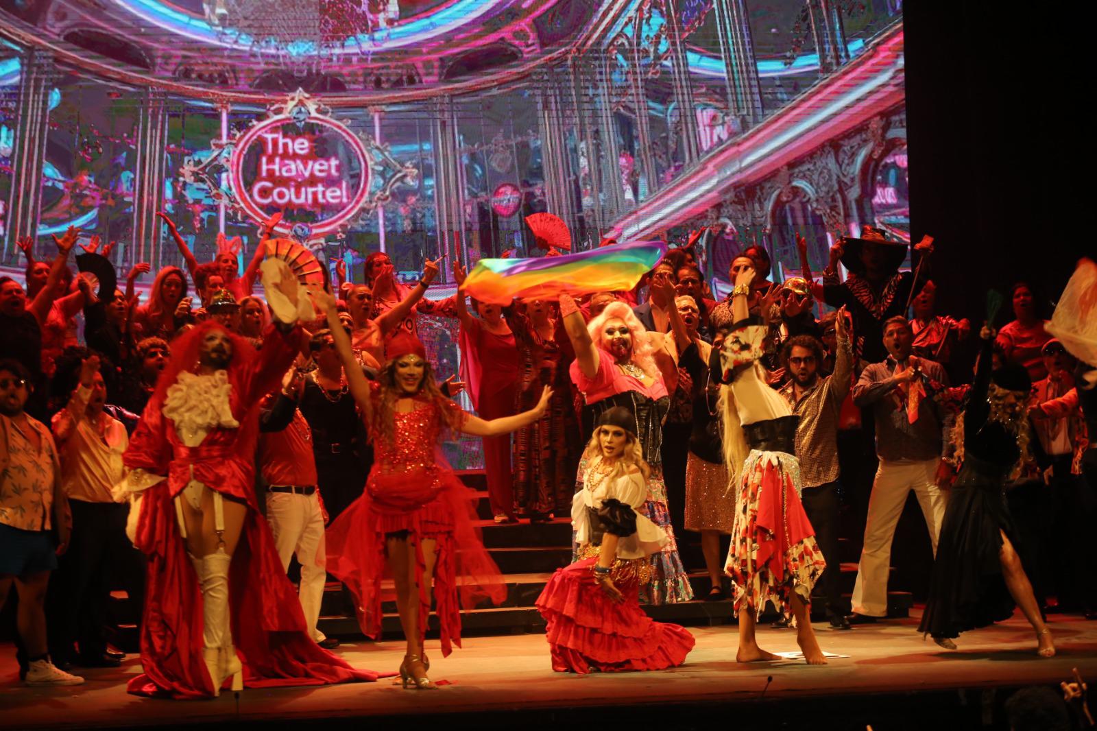 $!Artistas Drag Queen participaron en la puesta en escena que se desarrolló en el Teatro Ángela Peralta.