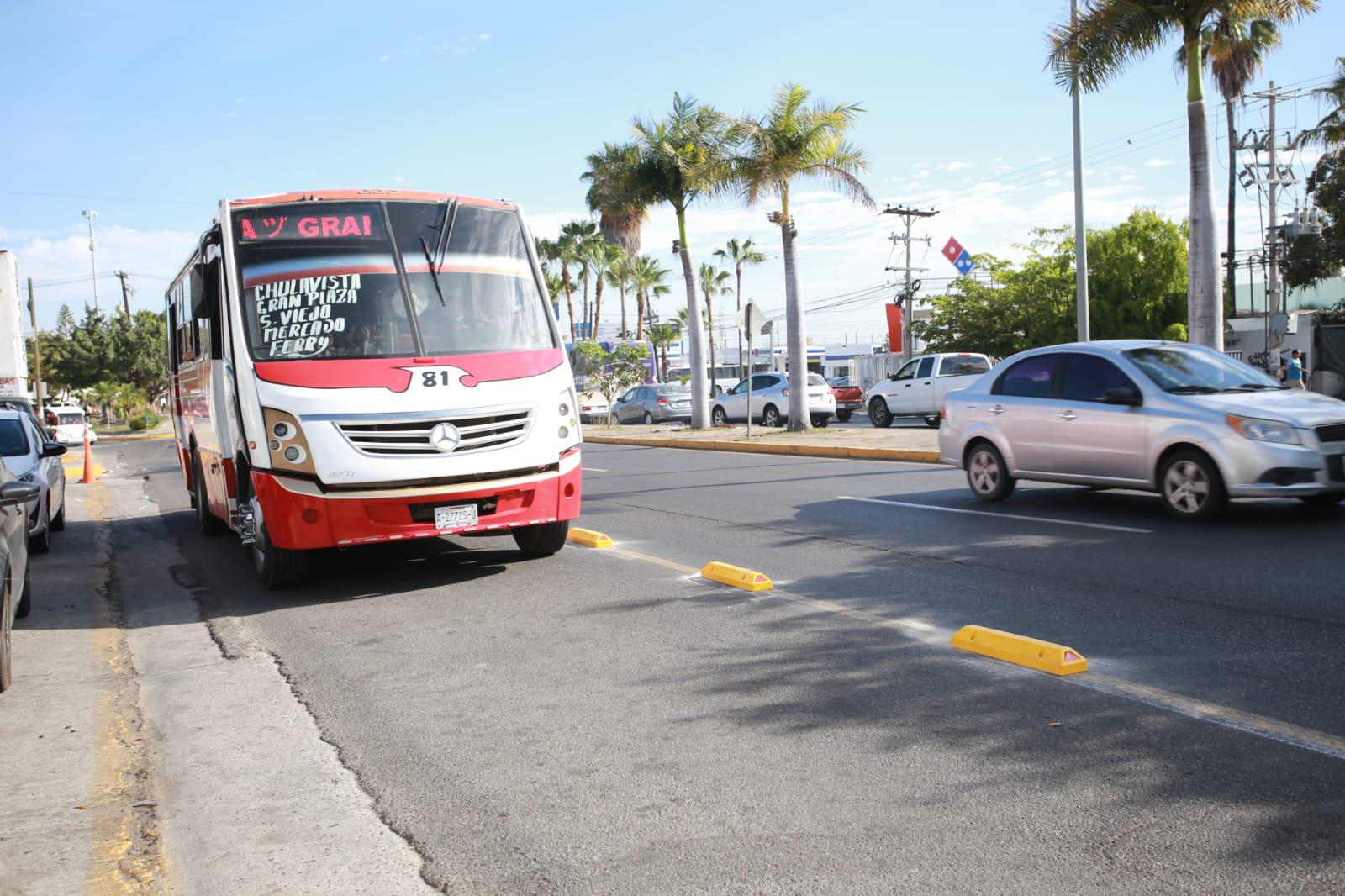 $!Colocan boyas en carril preferencial en Mazatlán