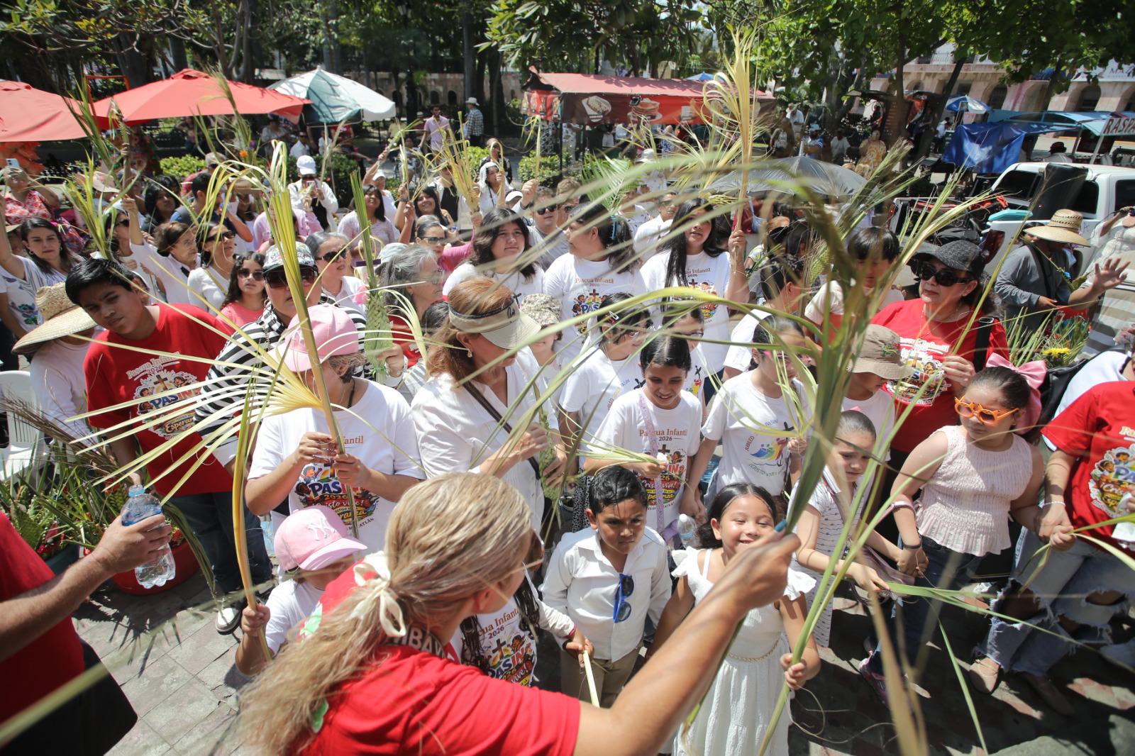 $!Realizan jóvenes del Pajuma procesión del Domingo de Ramos, en Mazatlán