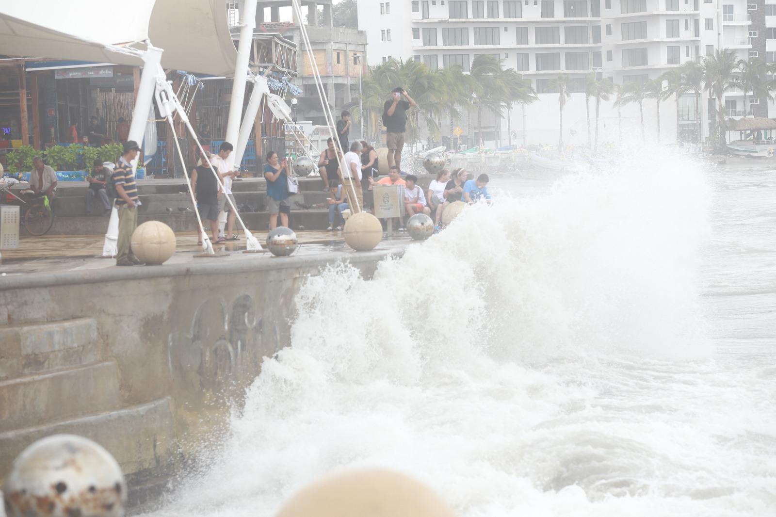 $!Reportan oleaje de 4 a 5 metros en las playas de Mazatlán