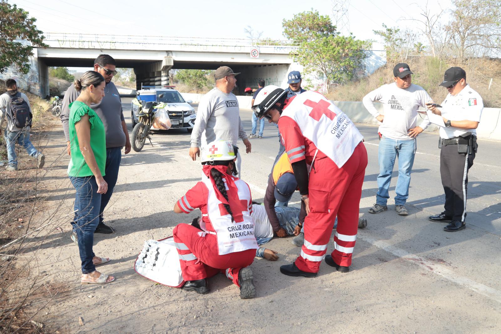 $!Motociclista, grave tras chocar contra camión de volteo en el Venadillo, en Mazatlán