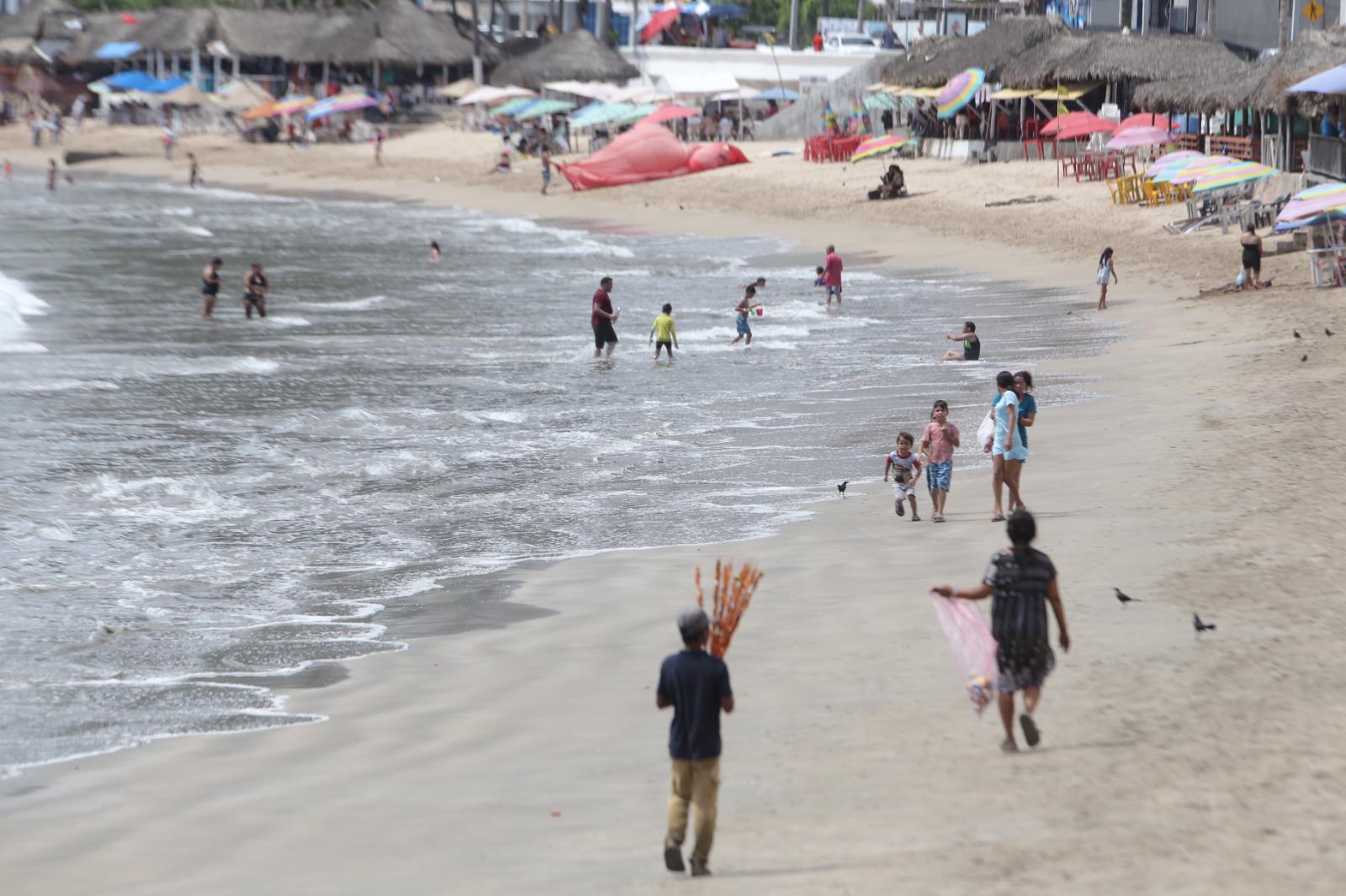 $!Playas de Mazatlán lucen con afluencia moderada este sábado de vacaciones de verano