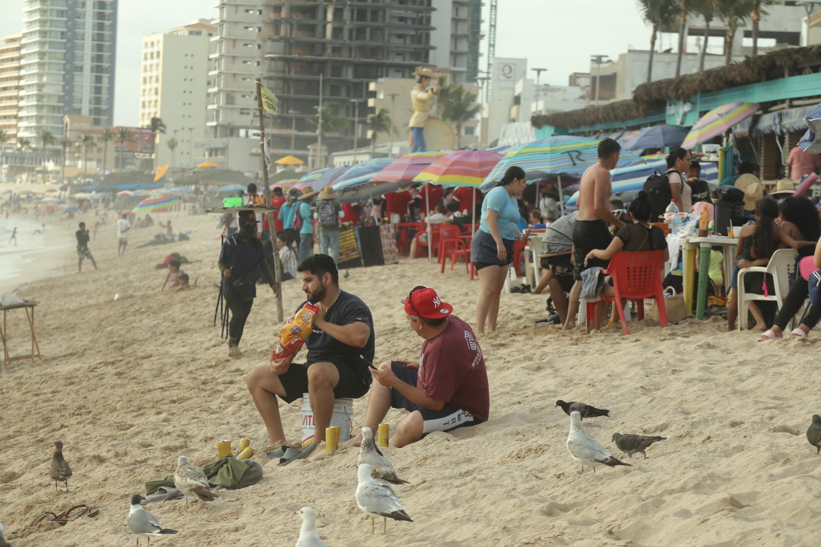 $!Playas de Mazatlán registran afluencia moderada en arranque de Semana Santa