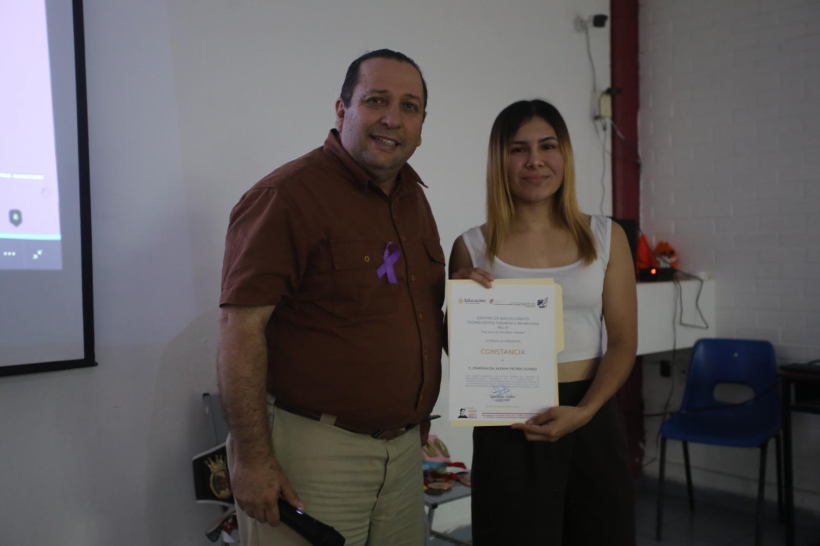 $!Esmeralda Patiño inspira a jóvenes y promueve el empoderamiento femenino desde el boxeo