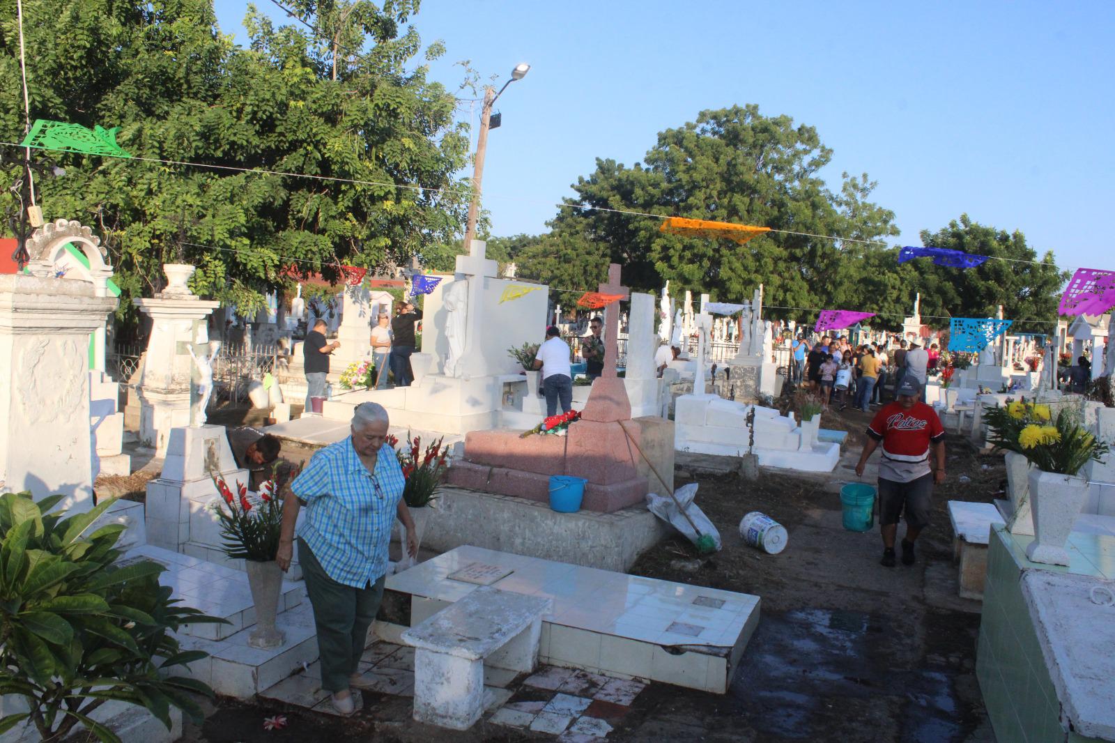 $!Panteón municipal de Rosario tiene concurrido Día de Muertos