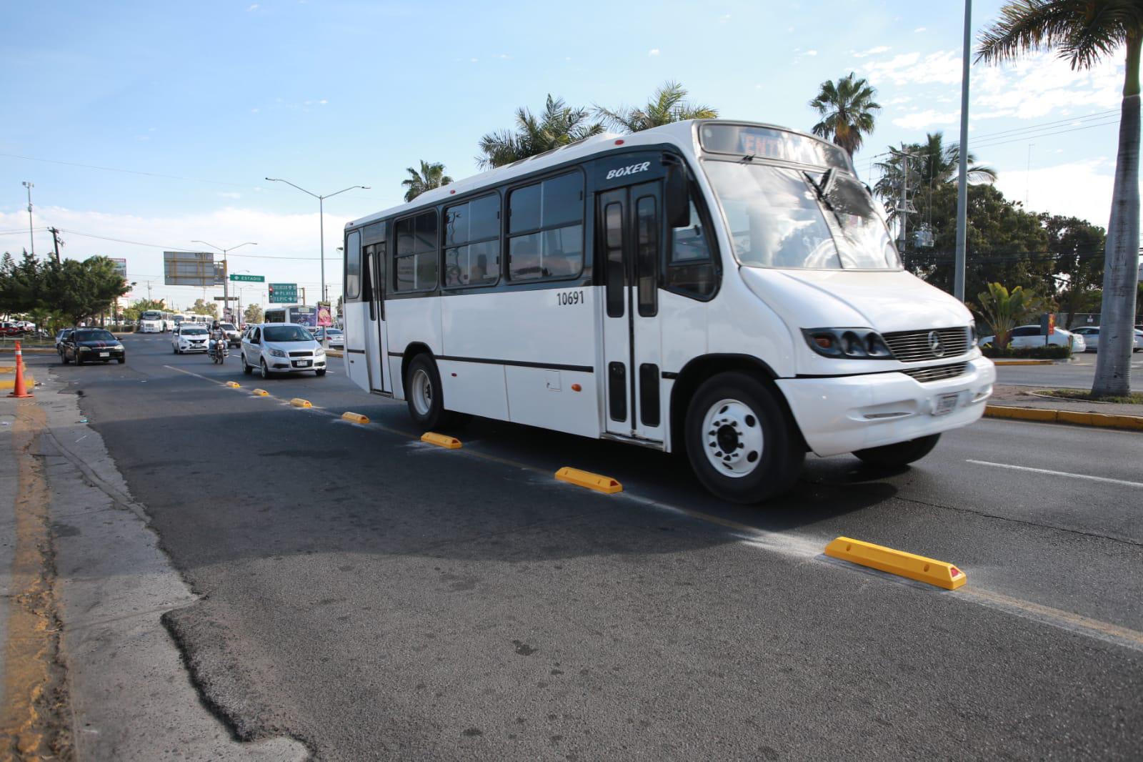 $!Colocan boyas en carril preferencial en Mazatlán