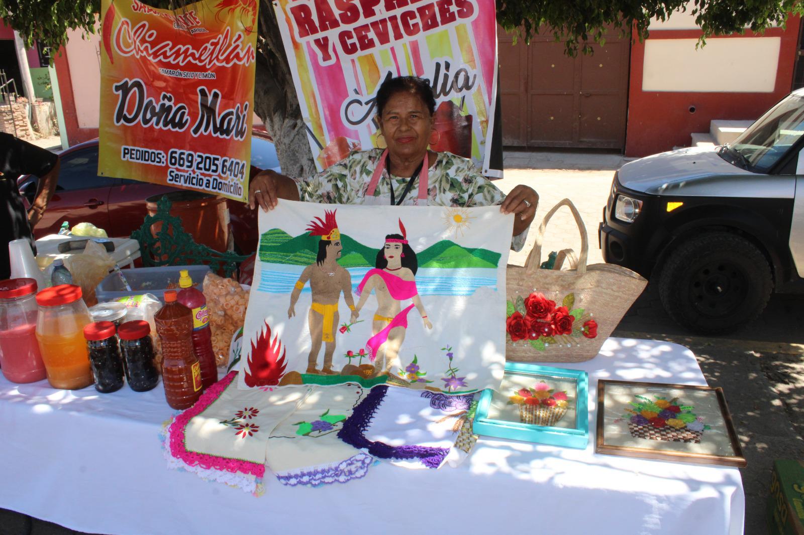 $!María Arcelia crea arte con hilo y aguja en Chametla