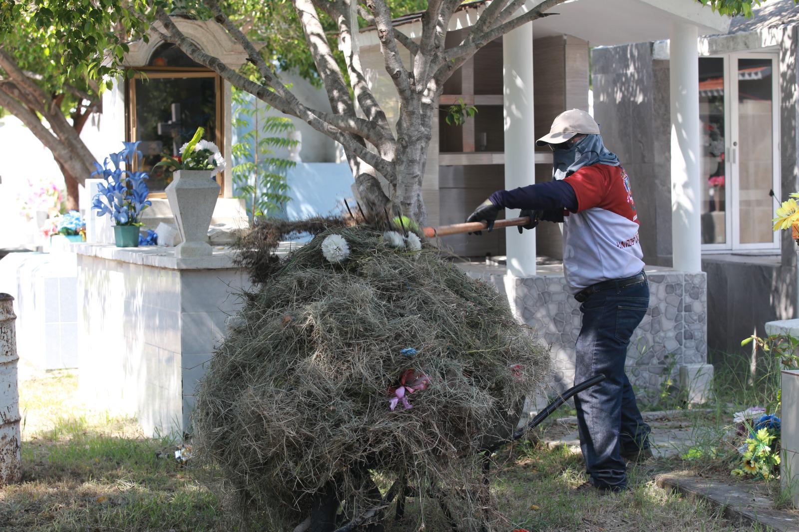 $!Familias acuden a limpiar las tumbas para celebrar el Día de Muertos en Mazatlán