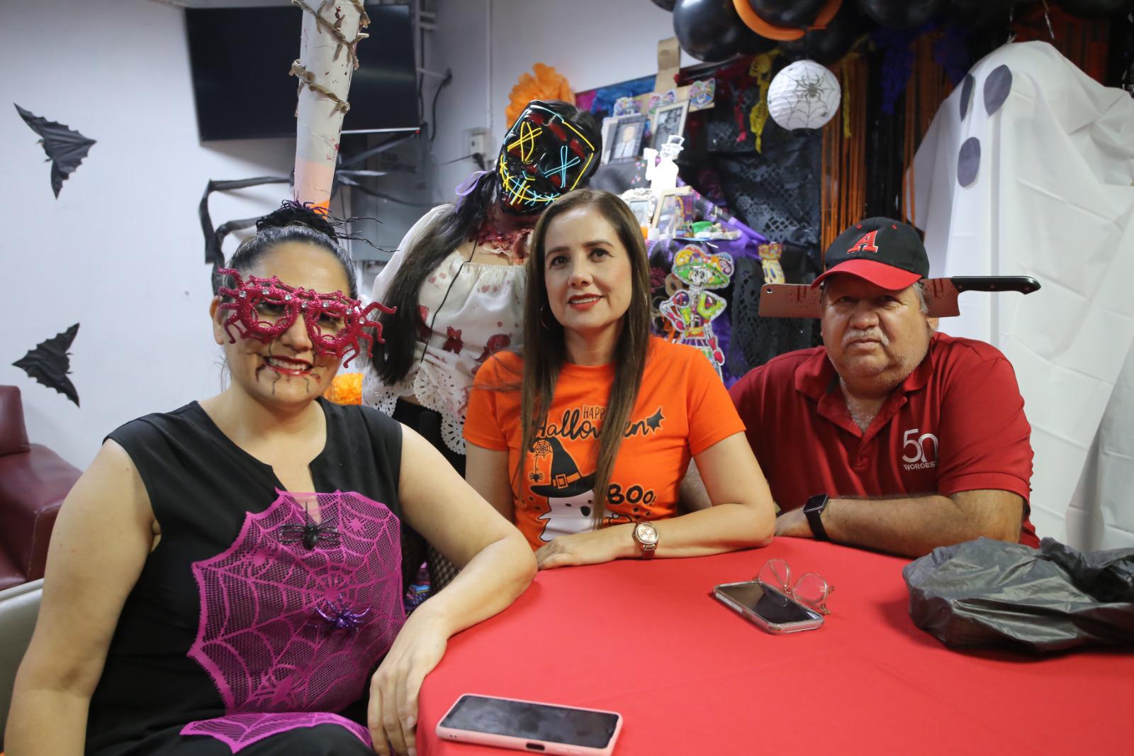 $!Xóchitl Aguilar (atrás). Sentadas, Lupita Páez, Adriana Marrujo y Arnulfo Contreras.