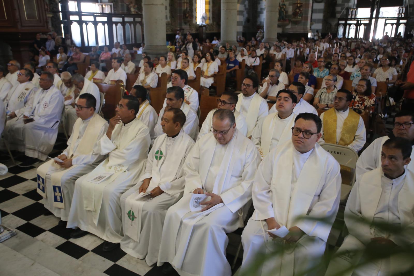 $!Sacerdotes de toda la diócesis participaron en la celebración, fortaleciendo la unidad y la fraternidad eclesial.