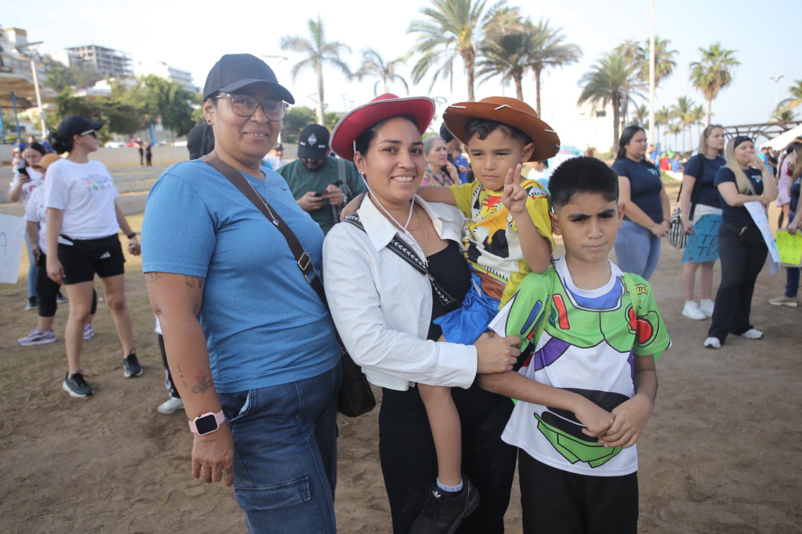 $!Bertha Solís, Elizabeth Valenzuela junto a Matías y Mateo.