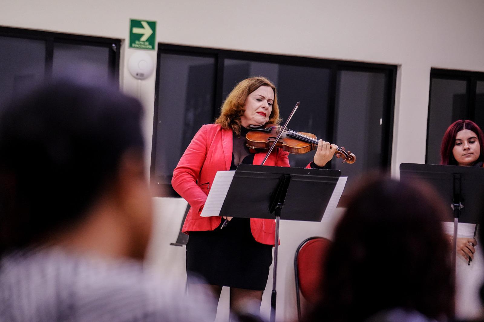 $!La violinista es integrante de la Camerata Mazatlán y docente del Centro Municipal de las Artes.