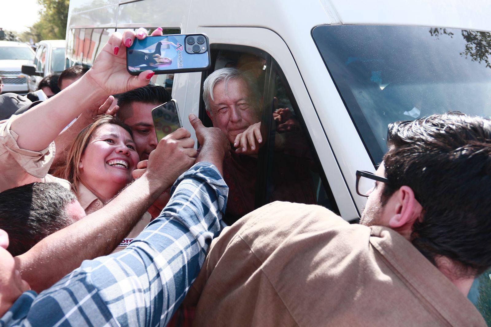 $!A puerta cerrada, AMLO se reúne con Servidores de la Nación en Culiacán