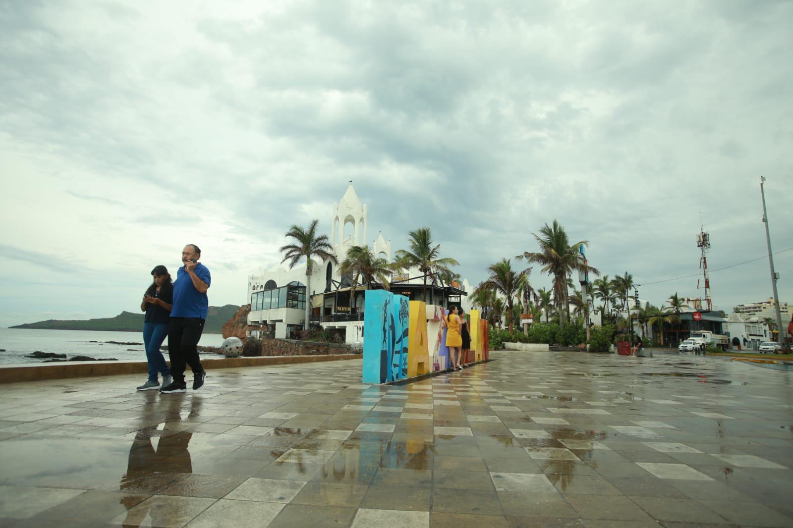 $!Registra Mazatlán una mañana lluviosa este martes