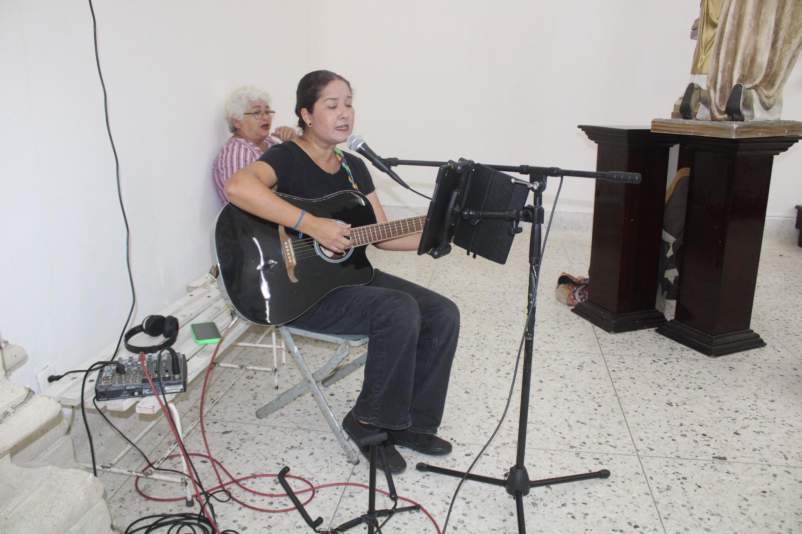 $!Martha en su canto y su guitarra ha encontrado un oficio dedicado a Dios y a la Virgen del Rosario
