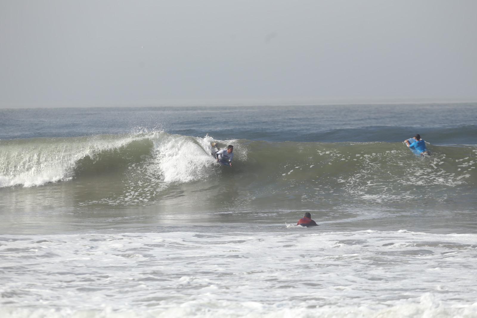 $!Amantes de las olas toman parte de Torneo de Surf, en Mazatlán