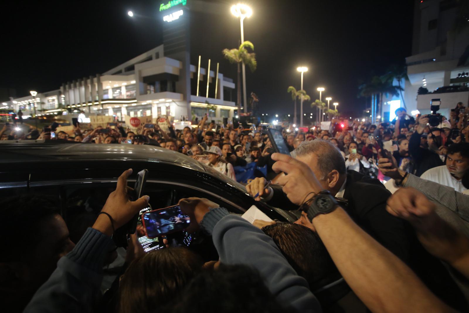 $!Increpan manifestantes de la UAS y desplazados a López Obrador y se meten al hotel El Cid