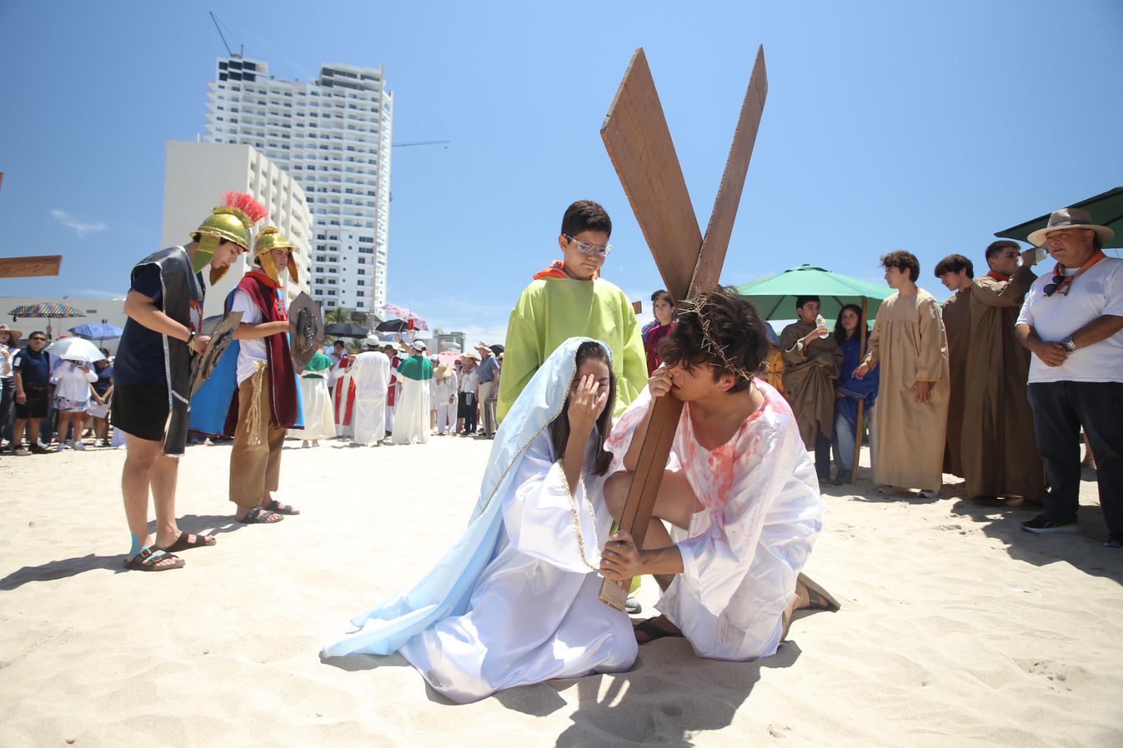 $!Viven con pasión fieles de San Judas el tradicional Viacrucis por la playa