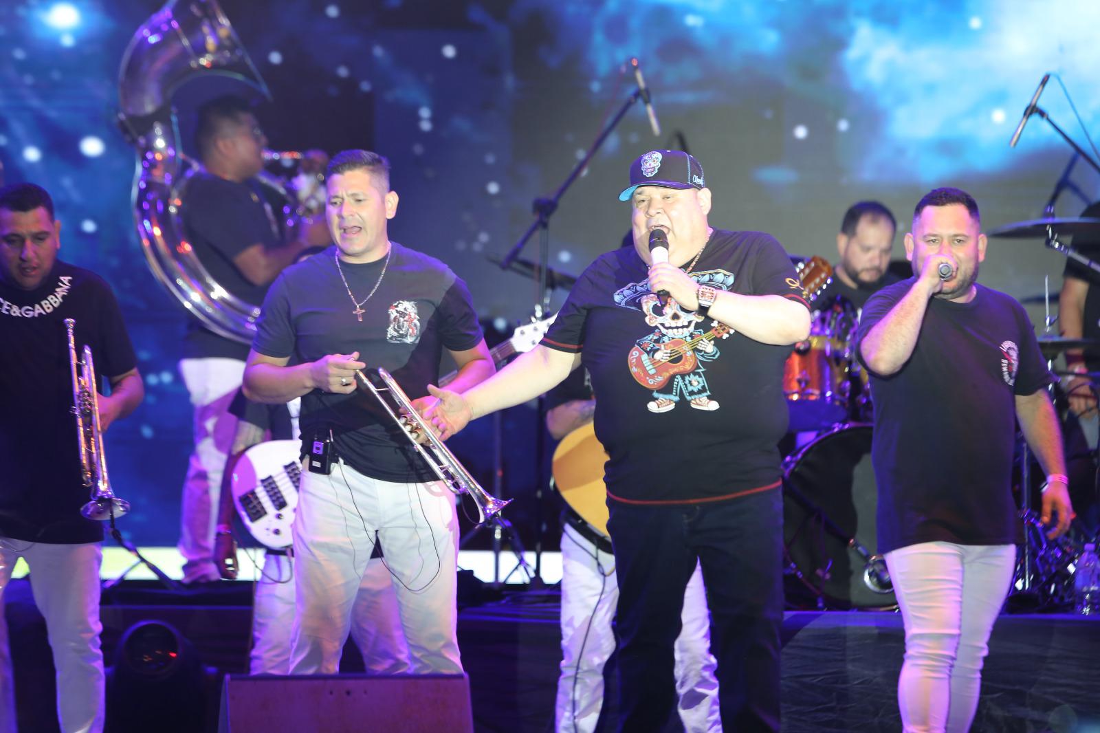 $!’El Coyote’ hace bailar a los asistentes a la fiesta biker.