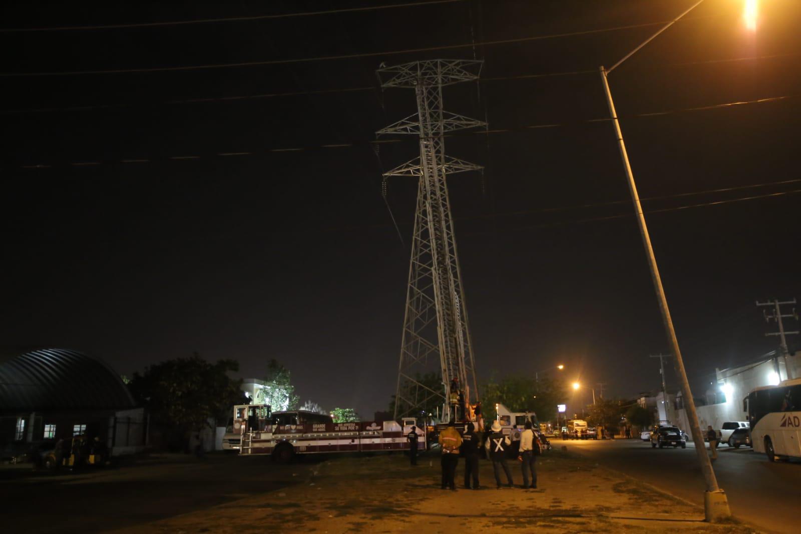 $!Hombre se sube otra vez a torre de 30 metros en Mazatlán y pone en alerta a autoridades
