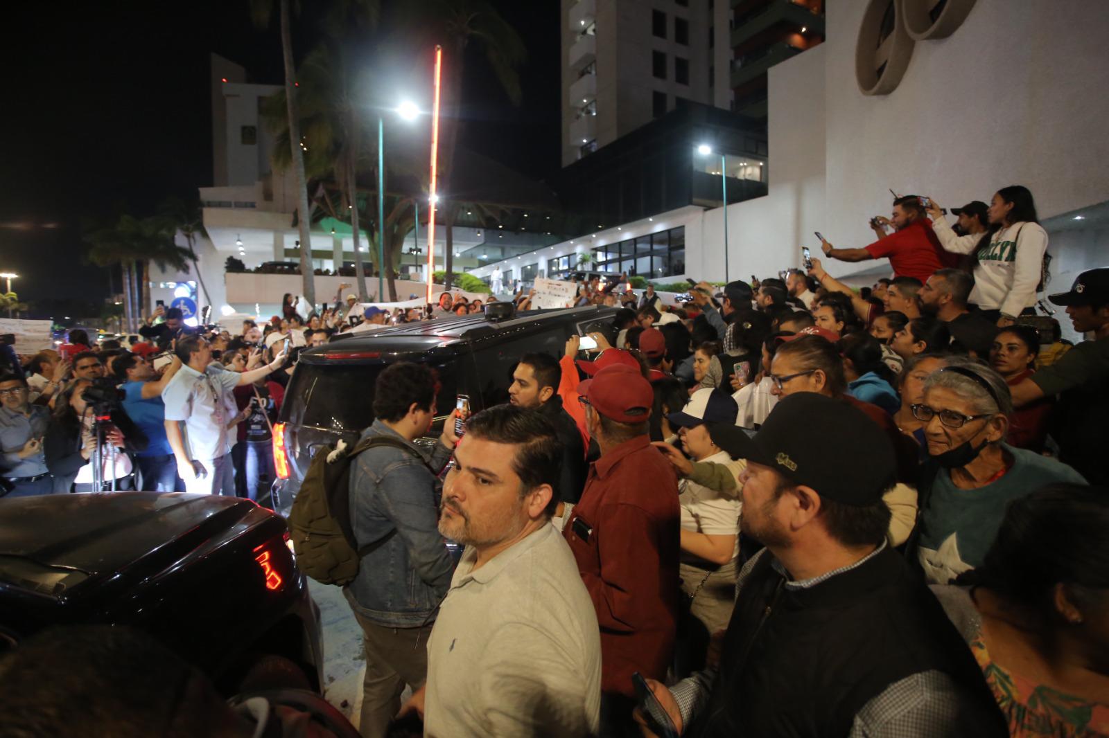 $!Increpan manifestantes de la UAS y desplazados a López Obrador y se meten al hotel El Cid