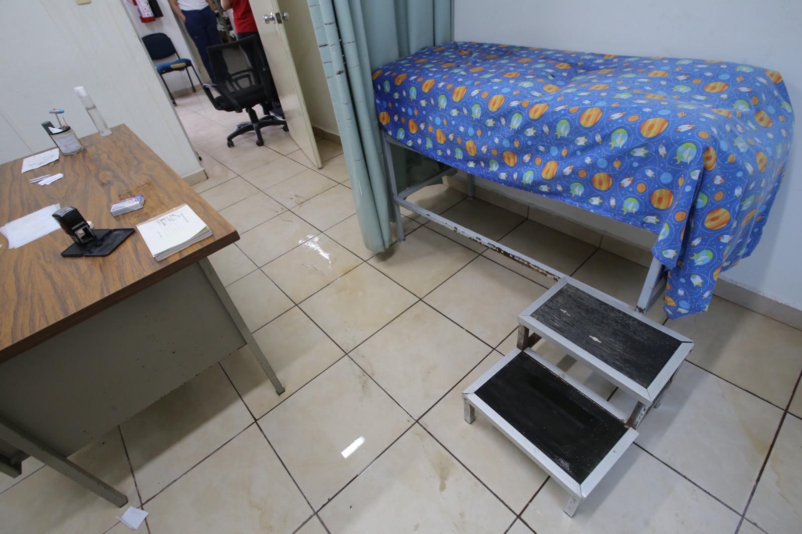 $!Impermeabilizaron pero ahora en Clínica del IMSS Bienestar en Mazatlán les entra más agua