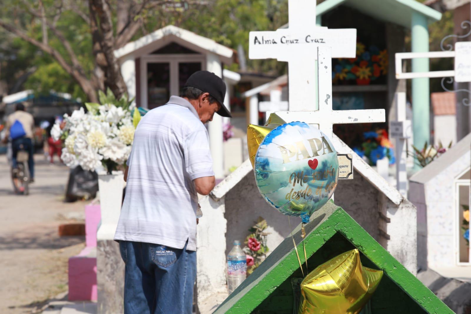 $!Recuerdan a los padres en su día en los panteones de Mazatlán