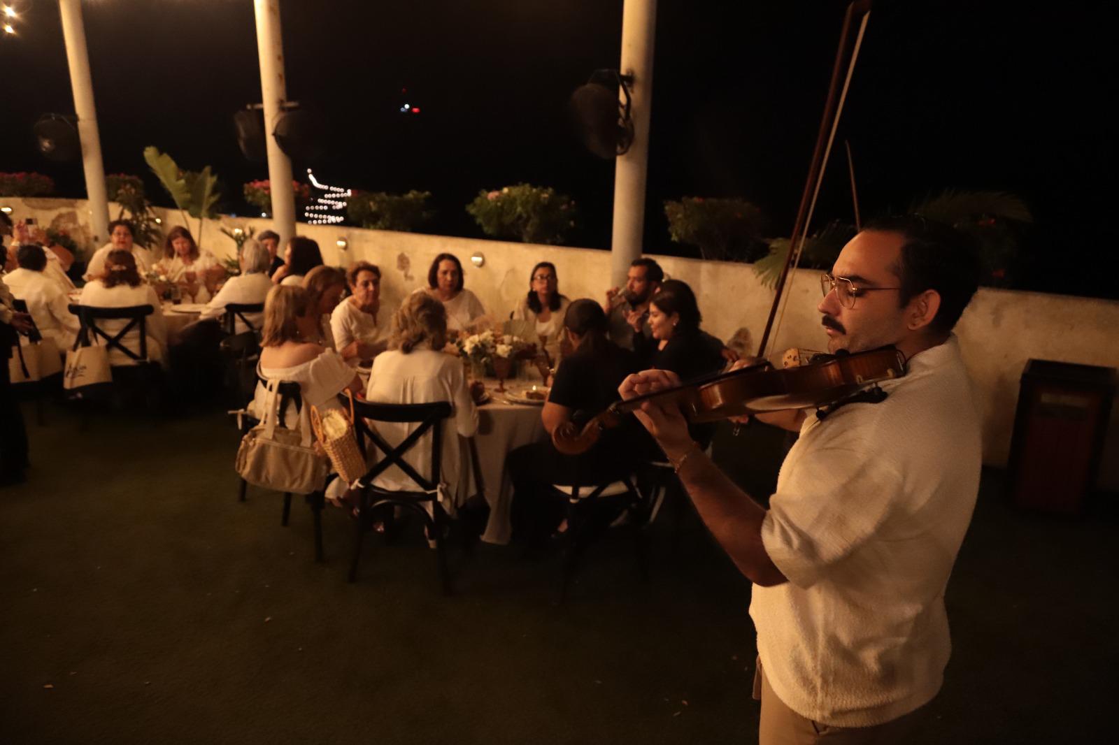 $!Víctor Alonso Osuna deleitó a las presentes con su música.