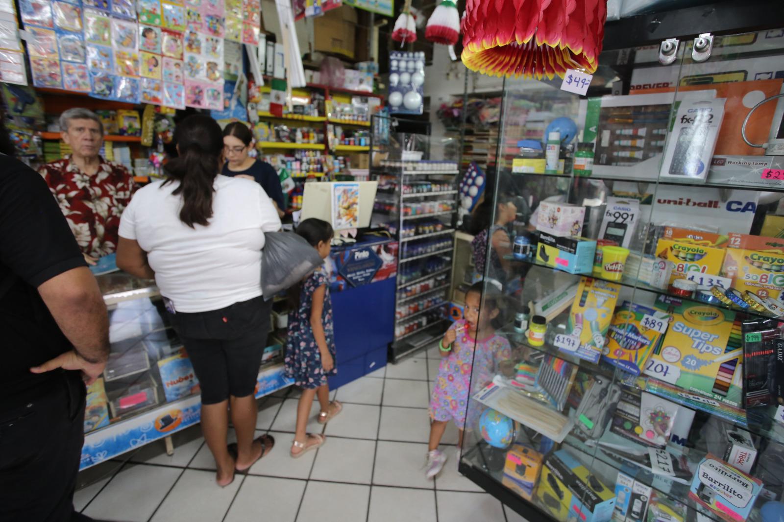 $!Arranca en Mazatlán el canje de uniformes y útiles con fluidez y sin aglomeraciones